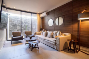 PENINSULA STAYS 2 BR Designer Apartment & 200 MB FAST WIFI New Listing!